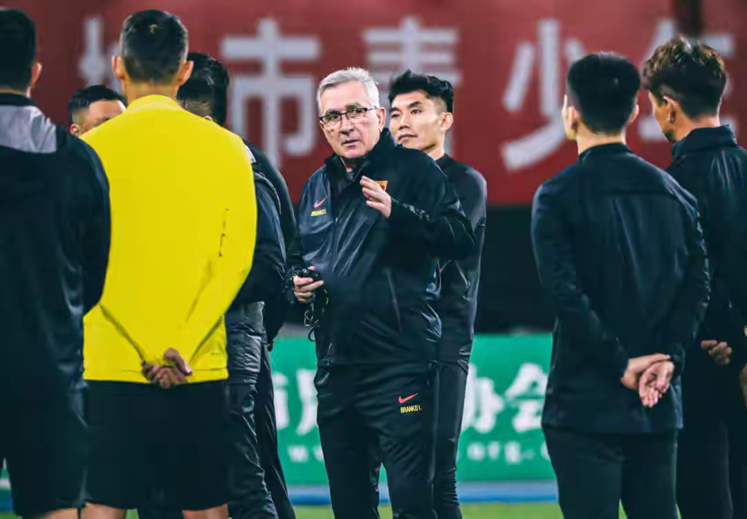 Kaiyun Sports-足总杯今晨走向成谜；广东宏远回应争议；气氛紧张；更衣室氛围转暖(金杯银杯斟满酒原唱完整版)